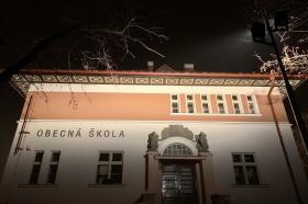 Obec Březno osvětlení budovy školy