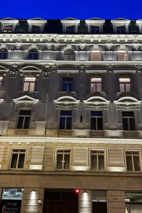 Osvětlení fasády hotelu The Julius Prague